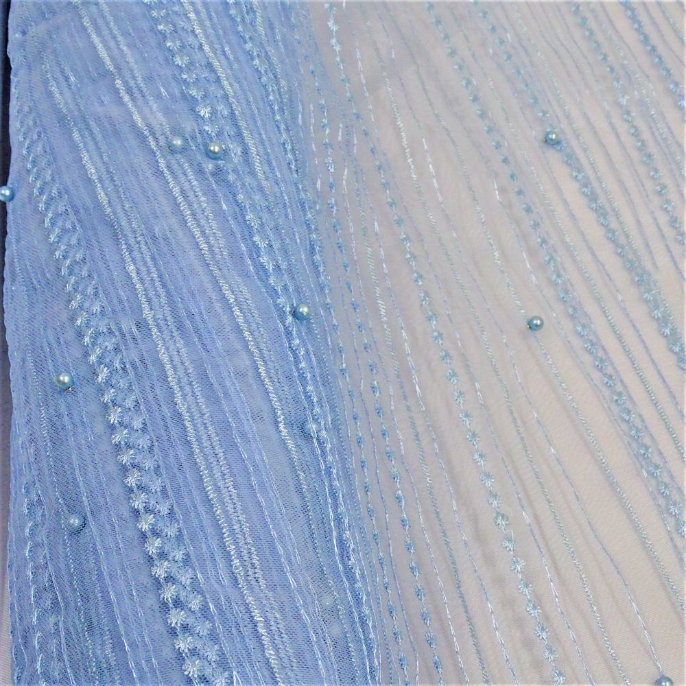 Tecido Renda Tule Bordada Fios Acetinados Com Pedrarias, Cor Azul Serenity, Pantone: 15-3920TCX 