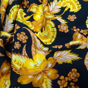 Tecido Viscose Estampa Ornamental Floral Cores Amarelo Dourado Fundo Cor Preta 